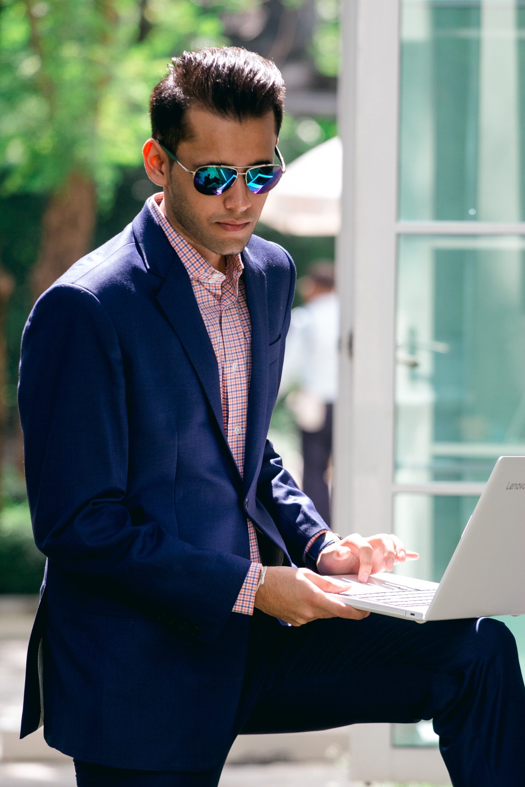 The Difference Between Made-to-Measure and Bespoke